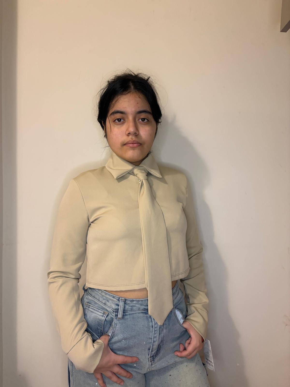 Camicia crop con cravatta