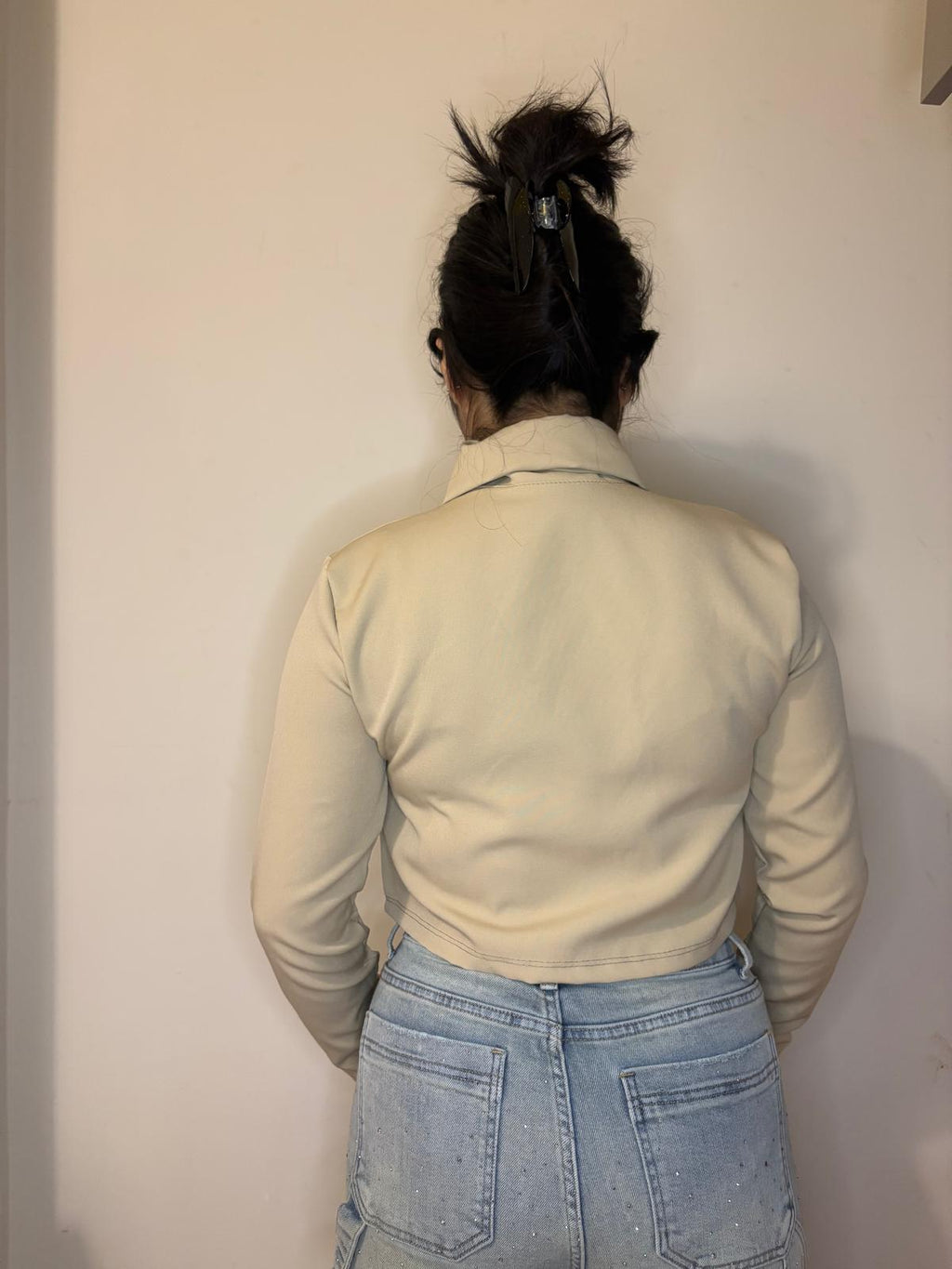 Camicia crop con cravatta