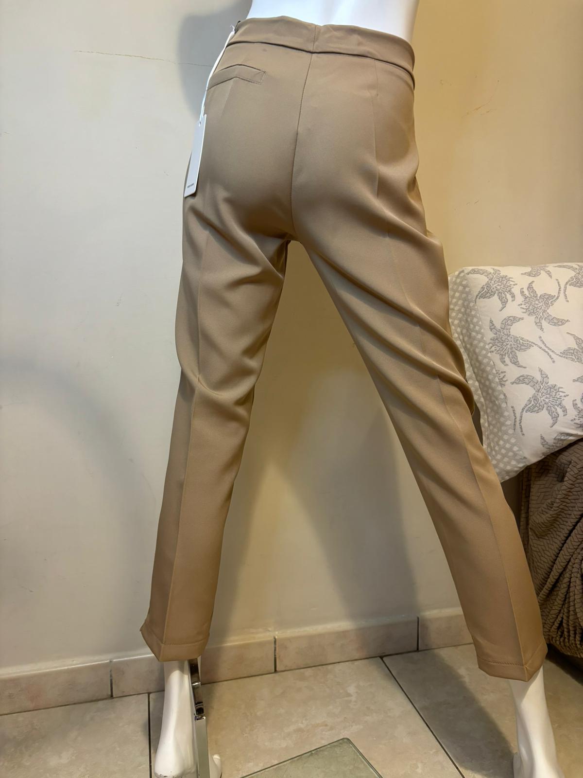 Pantalone modello sigaretta