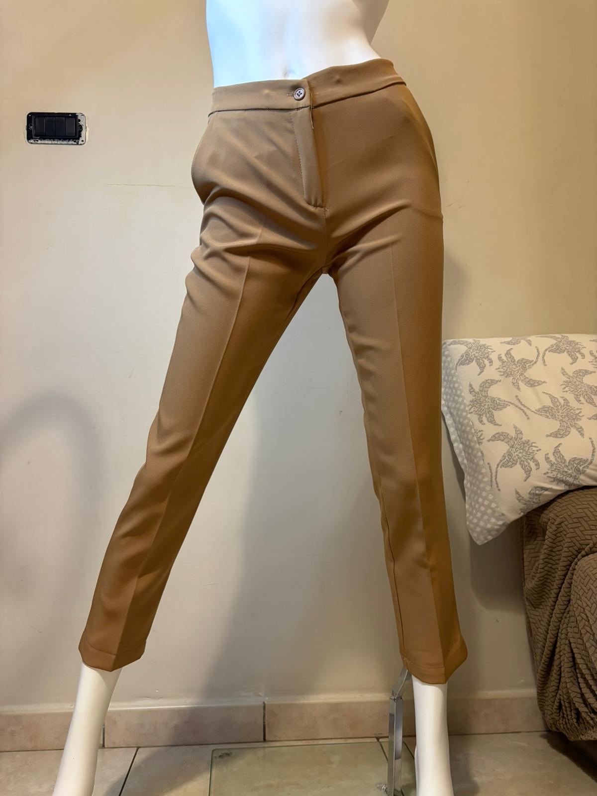 Pantalone modello sigaretta