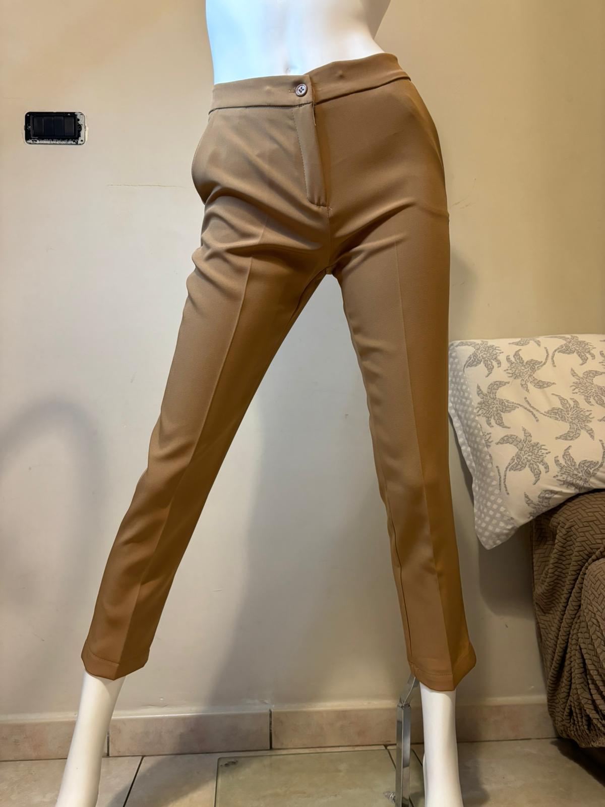 Pantalone modello sigaretta