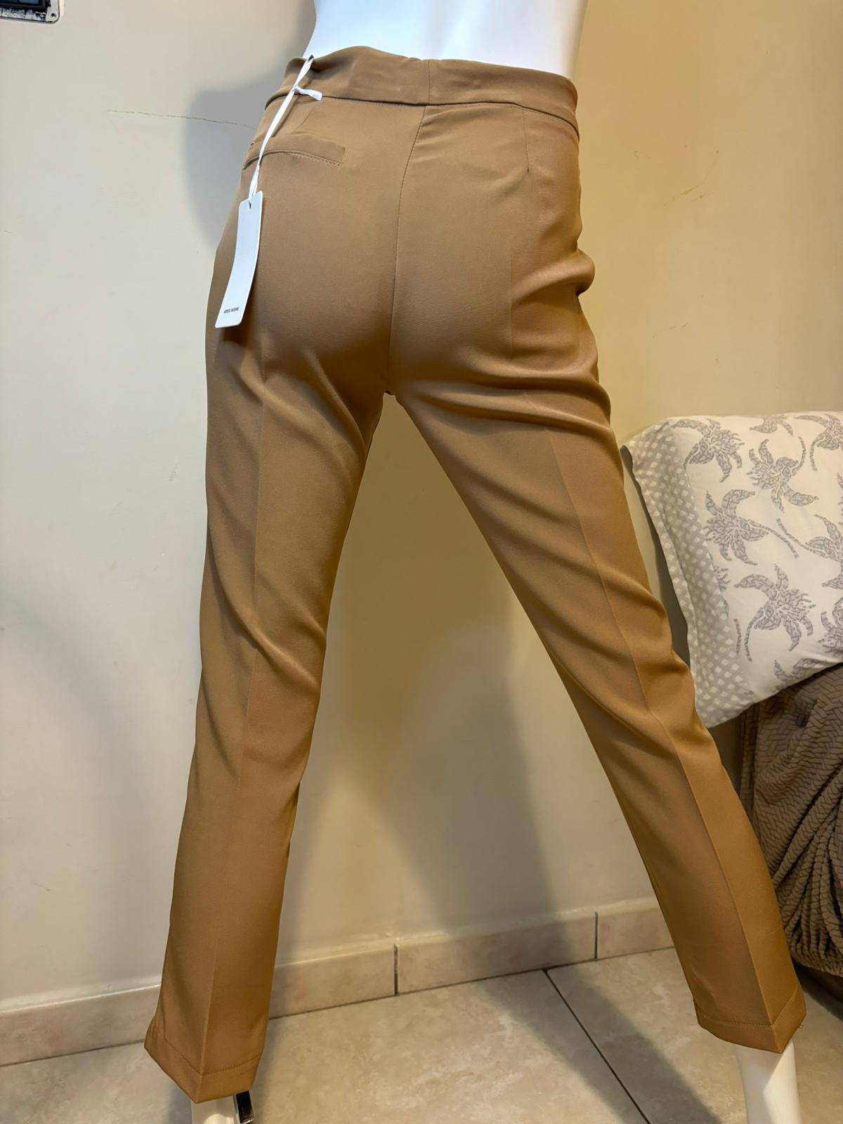 Pantalone modello sigaretta