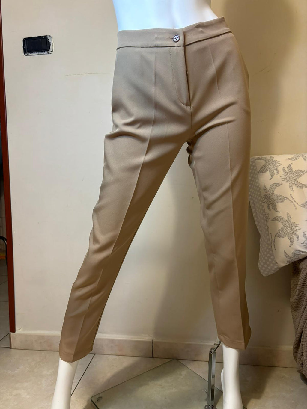 Pantalone modello sigaretta